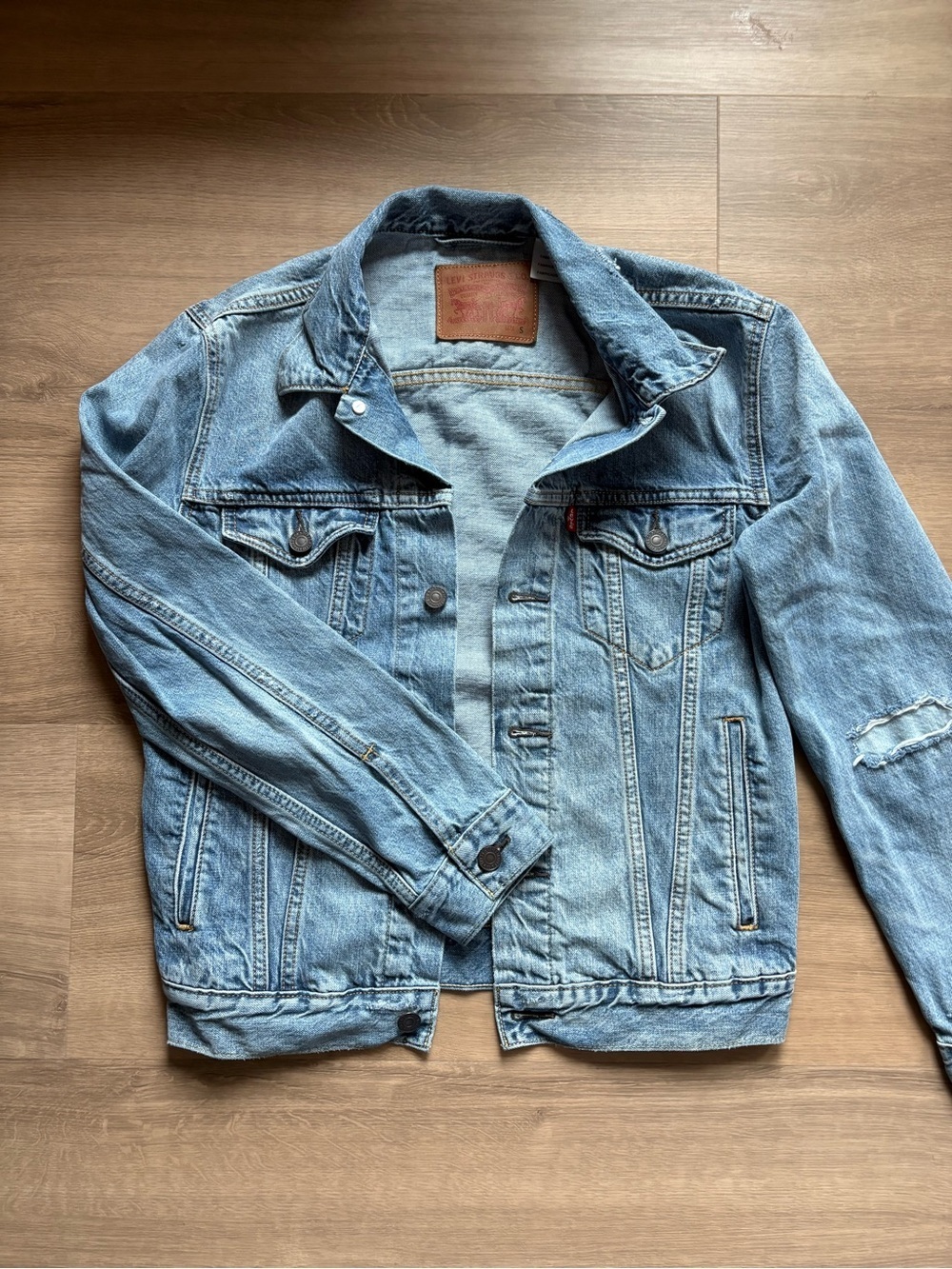 Levi's Distressed Denim Trucker Jacket Medium Blue- size S
